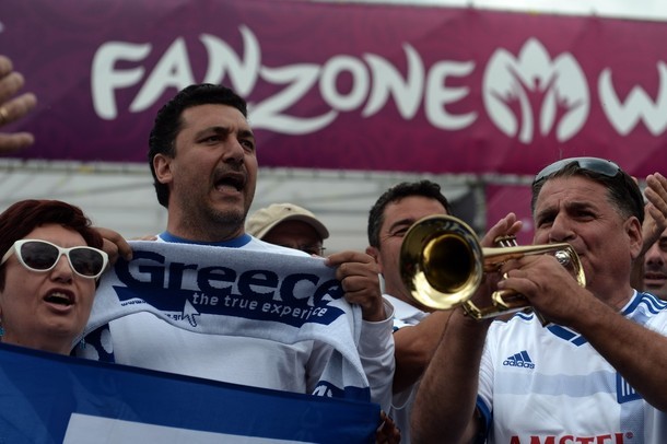 CĐV Hy Lạp cũng đang mở hội ở các khu Fanzone.